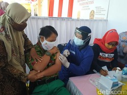 Trik Petugas di Pacitan Tenangkan Penyandang Disabilitas yang Takut Divaksin