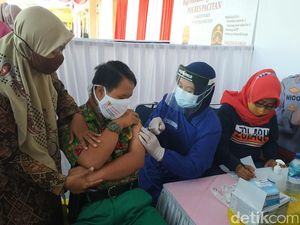 Vaksinasi Keluarga di Karawang Berkerumun, Warga Antusias Vaksinasi Keluarga di Karawang Berkerumun, Warga Antusias