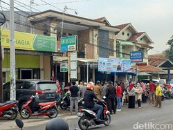 Warga Antusias, Vaksinasi Keluarga di Karawang Picu Kerumunan