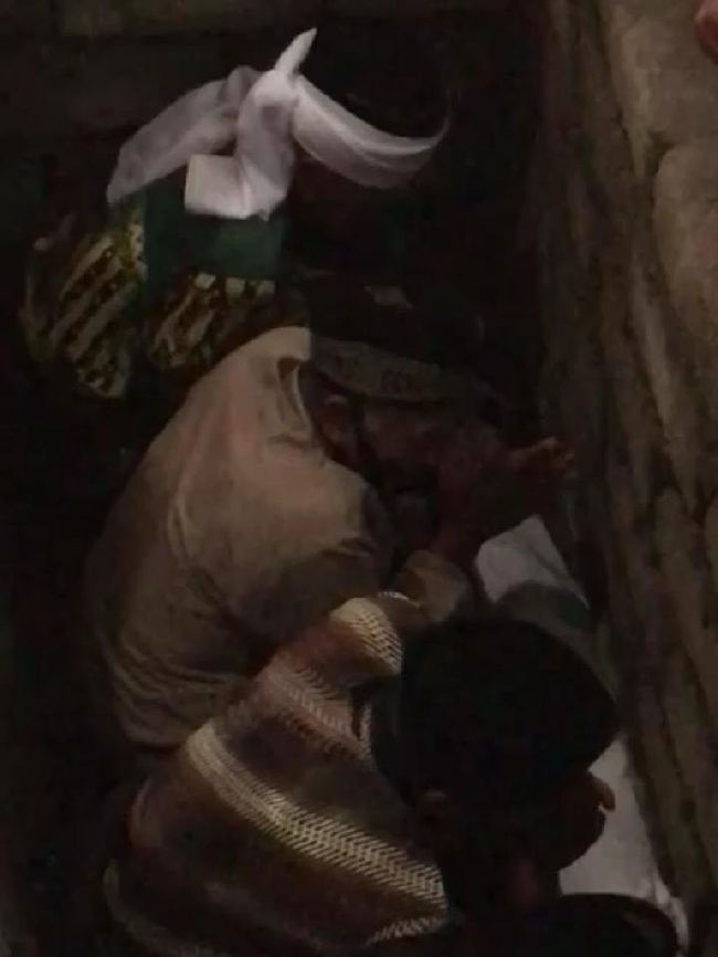 Video pemakaman jenazah seorang ulama terkemuka di Lombok Timur, NTB mendadak hilang saat akan dimakamkan viral di medsos. (Screenshot video viral)