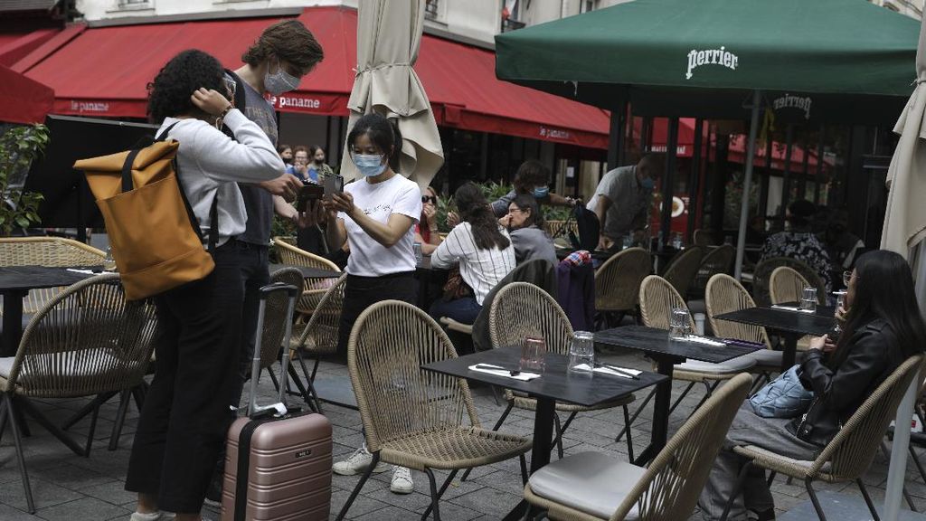 Warga Prancis Wajib Bawa Kartu Sehat Jika Bepergian Warga Prancis Wajib Bawa Kartu Sehat Jika Bepergian