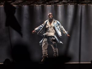Kanye West Terbakar, Kim Kardashian Pakai Gaun Pernikahan Kanye West Terbakar, Kim Kardashian Pakai Gaun Pernikahan