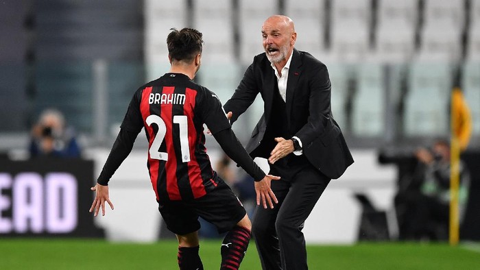 TURIN, ITALY - MAY 09: Brahim Diaz of A.C. Milan celebrates with Stefano Pioli after scoring their sides first goal during the Serie A match between Juventus  and AC Milan at  on May 09, 2021 in Turin, Italy. Sporting stadiums around Italy remain under strict restrictions due to the Coronavirus Pandemic as Government social distancing laws prohibit fans inside venues resulting in games being played behind closed doors. (Photo by Valerio Pennicino/Getty Images)