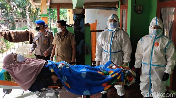Evakuasi Pasien Corona ke Lokasi Isoman di Garut