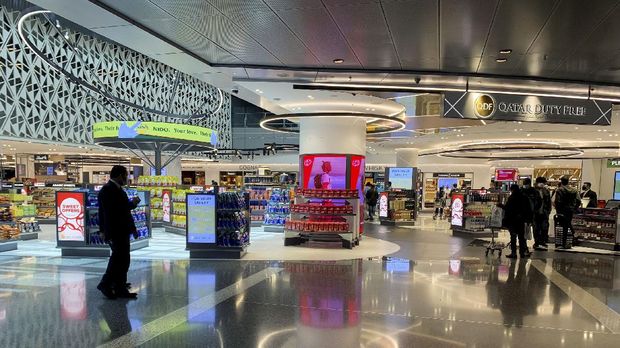 Passengers wearing protective face masks amid the coronavirus disease (COVID-19) outbreak walk at the duty free area for shopping as they wait for their flight at the Hamad International Airport, Doha, Qatar, August 10, 2021. REUTERS/Amr Abdallah Dalsh
