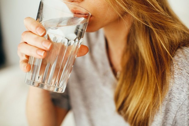 Minum air putih dapat mengecilkan perut buncit.