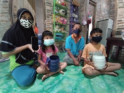 Demi Anak Sekolah Daring, Ibu Ini Beli HP Pakai Uang Receh: Mecah Celengan!