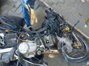 Pemotor Tanpa Identitas Tewas Tertabrak KA Tanpa Palang Pintu di Lamongan Pemotor Tanpa Identitas Tewas Tertabrak KA Tanpa Palang Pintu di Lamongan