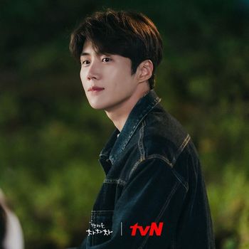 Dalam drama bergenre komedi-romantis ini, Kim Seon Ho berperan sebagai Hong Du Shik yang tinggal di desa Gongjin. Hong Du Shik atau Tuan Hong merupakan pria pengangguran dan sederhana, namun punya banyak keahlian.  (Foto: Instagram.com/tvndrama.official)