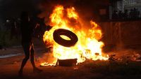 Demo Rusuh di Thailand, Massa Bakar Ban-Truk Polisi