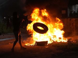 Demo Rusuh di Thailand, Massa Bakar Ban-Truk Polisi