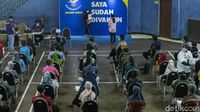 Hari Libur, Warga Serbu Sentra Vaksinasi di GOR Kalideres