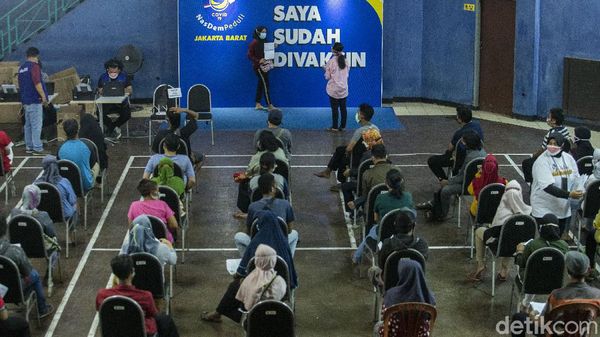 Hari Libur, Warga Serbu Sentra Vaksinasi di GOR Kalideres