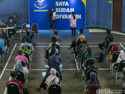 Hari Libur, Warga Serbu Sentra Vaksinasi di GOR Kalideres