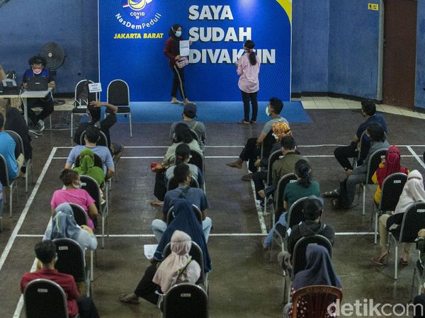 Hari Libur, Warga Serbu Sentra Vaksinasi di GOR Kalideres