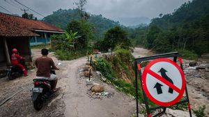 Tolong... Jalan di Desa Lebak Ini Rawan Longsor!
