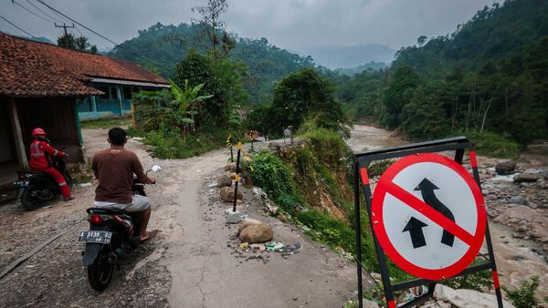 Tolong... Jalan di Desa Lebak Ini Rawan Longsor!