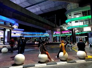 Bosan PPKM, Warga Asyik Foto di Jembatan CSW: Kayak di Luar Negeri Bosan PPKM, Warga Asyik Foto di Jembatan CSW: Kayak di Luar Negeri