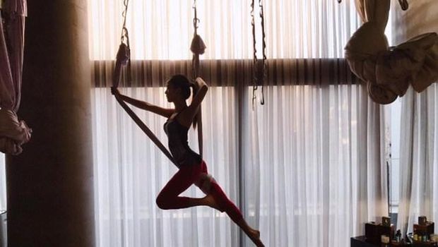 Jisoo BLACKPINK dalam pose flying yoga