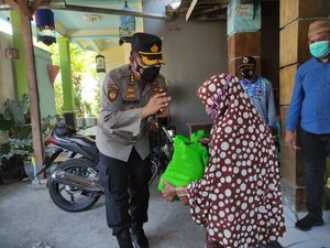 Warga Sidoarjo Terdampak COVID-19 Semringah Dapat Sembako