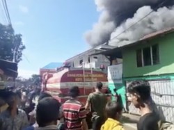 Kebakaran Hanguskan Puluhan Rumah Padat Penduduk di Makassar