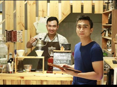 Keseruan Ngopi Lutfi Agizal, Youtuber yang Protes PPKM Sambil Foto Prewedding