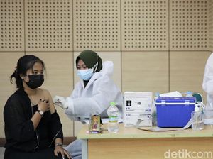 Luhut Ingatkan Pentingnya Vaksinasi COVID-19, Pengusaha Ibaratkan Bambu Runcing