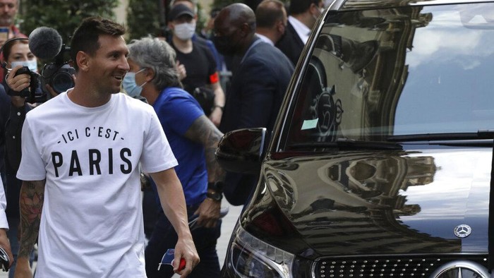 Argentinian soccer star Lionel Messi smiles as he arrives at his hotel in Paris, Tuesday, Aug. 10, 2021. Lionel Messi finalized agreement on his Paris Saint-Germain contract and arrived in the French capital on Tuesday to complete the move that confirms the end of a career-long association with Barcelona. (AP Photo/Adrienne Surprenant)