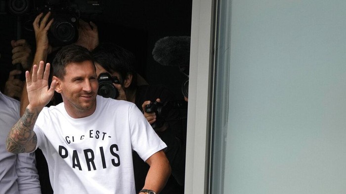 Lionel Messi waves after arriving at Le Bourget airport, north of Paris, Tuesday, Aug. 10, 2021. Lionel Messi finalized agreement on his Paris Saint-Germain contract and was flying to France on Tuesday to complete the move that confirms the end of a career-long association with Barcelona. (AP Photo/Francois Mori)