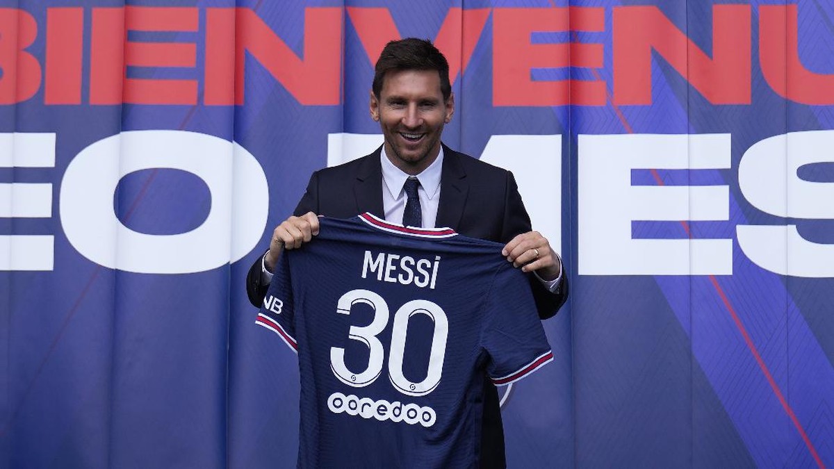 Lionel Messi saat diperkenalkan sebagai pemain baru Paris Saint-Germain. Foto: Francois Mori/AP