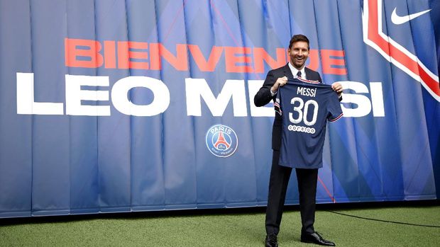 Lionel Messi Resmi ke PSG Soccer Football - Lionel Messi Press Conference after signing for Paris St Germain - Parc des Princes, Paris, France - August 11, 2021 Paris St Germain's Lionel Messi poses with a shirt on the pitch after the press conference REUTERS/Sarah Meyssonnier