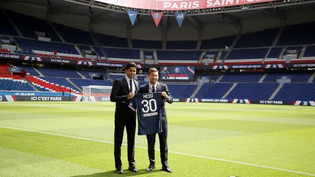 Soccer Football - Lionel Messi Press Conference after signing for Paris St Germain - Parc des Princes, Paris, France - August 11, 2021 Paris St Germain's Lionel Messi and president Nasser Al-Khelaifi pose with a shirt on the pitch after the press conference REUTERS/Sarah Meyssonnier