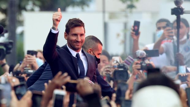 Soccer Football - Lionel Messi Press Conference after signing for Paris St Germain - Parc des Princes, Paris, France - August 11, 2021 Paris St Germain's Lionel Messi gestures to fans outside the stadium after the press conference REUTERS/Yves Herman