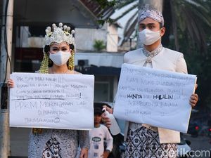 5 Foto Pasangan Viral karena Prewedding Sekaligus Protes PPKM Diperpanjang 5 Foto Pasangan Viral karena Prewedding Sekaligus Protes PPKM Diperpanjang