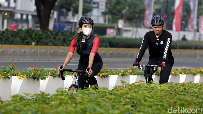 Sejumlah warga berolahraga di kawasan Jalan Jenderal Sudirman, Jakarta, Rabu (11/9/2021). Libur tahun baru Islam yang digeser pemerintah pada hari ini dimanfaakan oleh sejumlah warga untuk berolahraga.