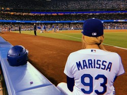 Viral Wanita Cantik yang Sukses Tangkap Penyusup di Pertandingan Baseball