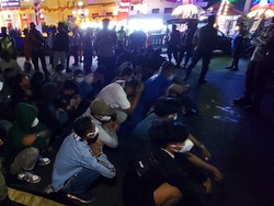 Nekat Konvoi Rayakan HUT Arema, Puluhan Pemuda Beratribut Aremania Diamankan