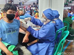 Ojol hingga Sopir Angkot di Kuningan Jalani Vaksinasi Massal