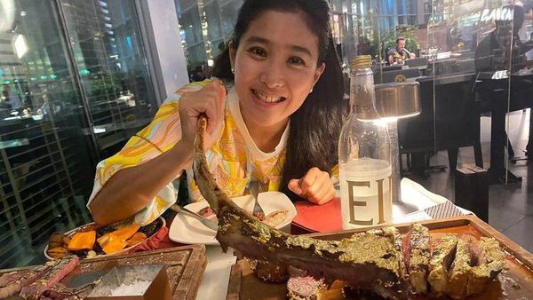 Momen Olivia Zalianty, Istri Ndaru Kusumo saat Cicip Tomahawk Berlapis Emas