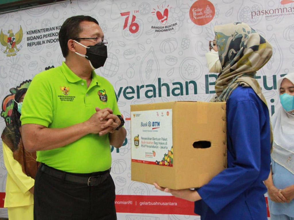 Sebar Ribuan Paket Buah, Peduli Kesehatan Nakes Sebar Ribuan Paket Buah, Peduli Kesehatan Nakes