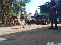 Petugas KPK Datangi Basecamp Perusahaan Pengolahan Aspal di Purbalingga