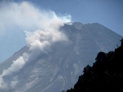 Potret Merapi Kembali Keluarkan Guguran Lava