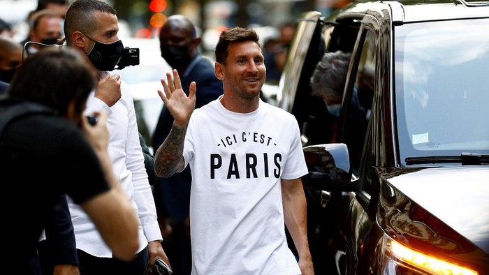 Potret Messi Memulai Petualangan Baru di PSG Argentinian football player Lionel Messi arrives at the Monceau hotel in Paris on August 10, 2021, as the football legend is expected to sign an initial two-year deal with Paris Saint-Germain football club following his departure from boyhood club Barcelona. (Photo by Sameer Al-DOUMY / AFP)