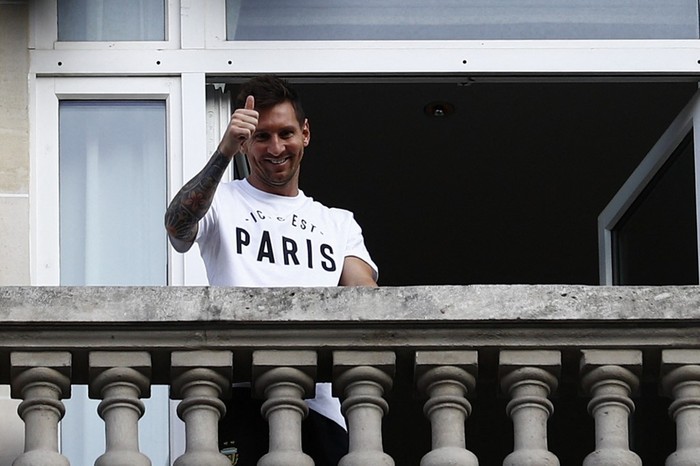Potret Messi Memulai Petualangan Baru di PSG Argentinian football player Lionel Messi waves at fans from a balcony of the Royal Monceau hotel in Paris on August 10, 2021, as the football legend is expected to sign an initial two-year deal with Paris Saint-Germain football club following his departure from boyhood club Barcelona. (Photo by Sameer Al-DOUMY / AFP)