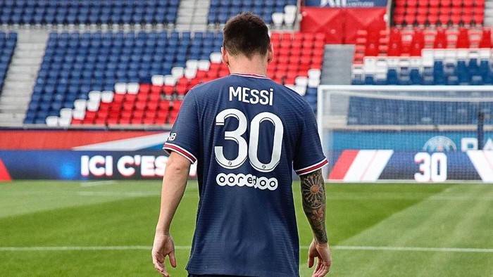Lionel Messi resmi bergabung dengan Paris Saint Germain (PSG) usai mengabdi di FC Barcelona. Ia pun siap memulai petualangan di klub barunya ini.