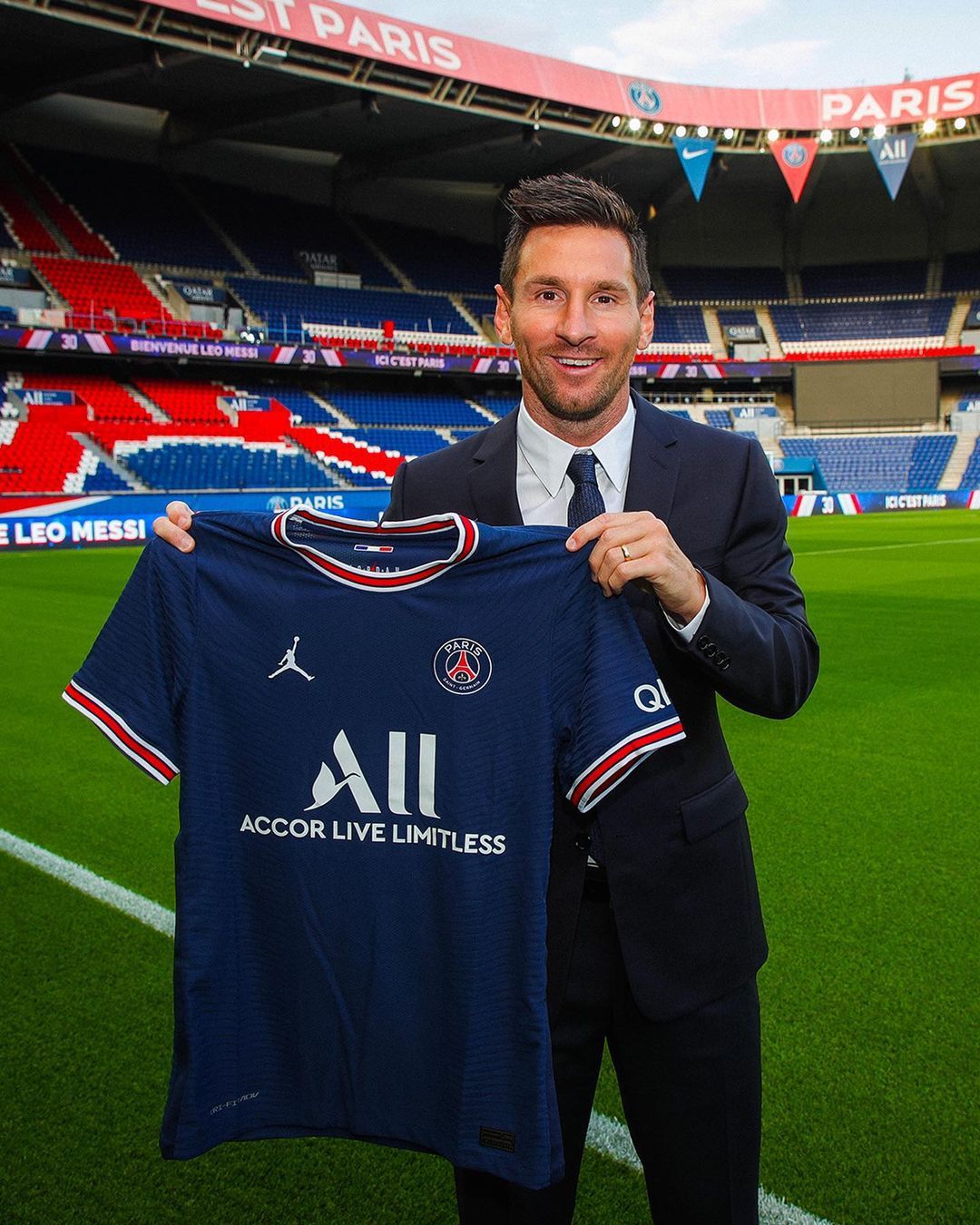 Lionel Messi resmi bergabung dengan Paris Saint Germain (PSG) usai mengabdi di FC Barcelona. Ia pun siap memulai petualangan di klub barunya ini.