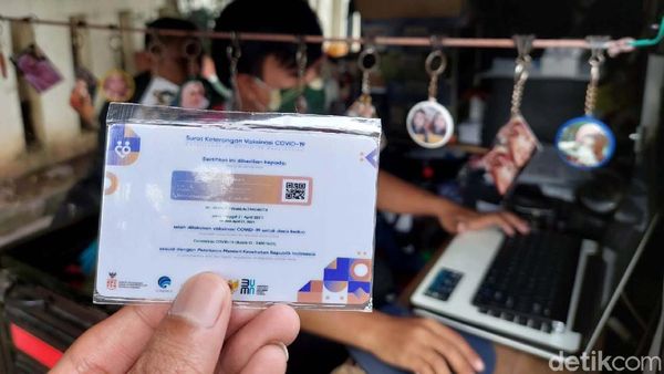 Pria Cimahi Raup Cuan dari Bisnis Cetak Kartu Vaksin