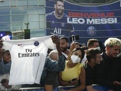 Kedatangan pesepakbola asal Argentina itu pun disambut meriah oleh para pendukung PSG di Paris. Ribuan suporter tumpah ruah menyambut kedatangan pemain yang mengoleksi 6 gelar Ballon dOr itu. (AP Photo/Rafael Yaghobzadeh)