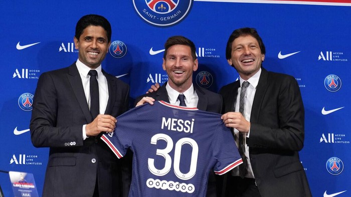 Saat Patung Lilin Messi Ikut Ganti Baju dari Barcelona ke PSG Bergabungnya Lionel Messi ke PSG menjadi perhatian dunia. Patung lilin Messi di Jerman pun berganti baju dari jersey Barcelona ke jersey PSG.