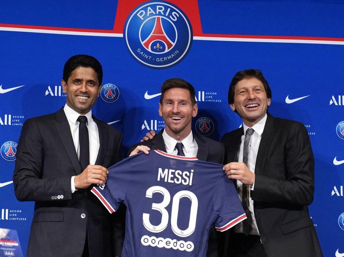 Bergabungnya Lionel Messi ke PSG menjadi perhatian dunia. Patung lilin Messi di Jerman pun berganti baju dari jersey Barcelona ke jersey PSG.